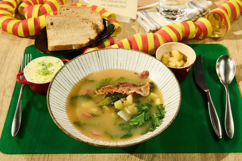 Tagesmotto „Rheinische Küche“: Rheinische Bohnensuppe mit Birne, Speckchip und Bauernbrot mit Salbeibutter von Hanny Laubach – Bild: ZDF Tagesmotto „Rheinische Küche“: Rheinische Bohnensuppe mit Birne, Speckchip und Bauernbrot mit Salbeibutter von Hanny Laubach – Bild: ZDF