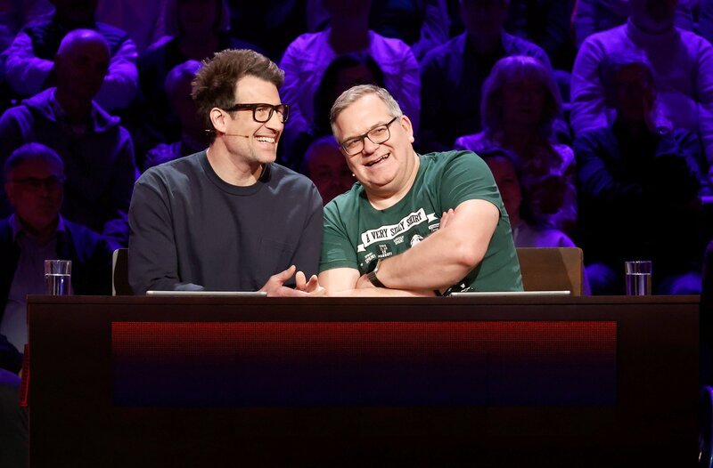 Rateteam-Kapitän Bernhard Elton (r.) mit Fernsehmoderator Daniel Hartwich (l.). – Bild: ARD/​Morris Mac Matzen