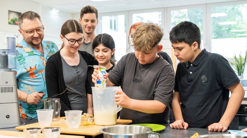 Von links: Sebastian Lege, Lucy Singh, Doc Felix, Bibi Huda Rashidi, Collin-Noell Rössler und Alex Shterev – Bild: Jennifer Sanchez /​ ZDF und Jennifer Sanchez