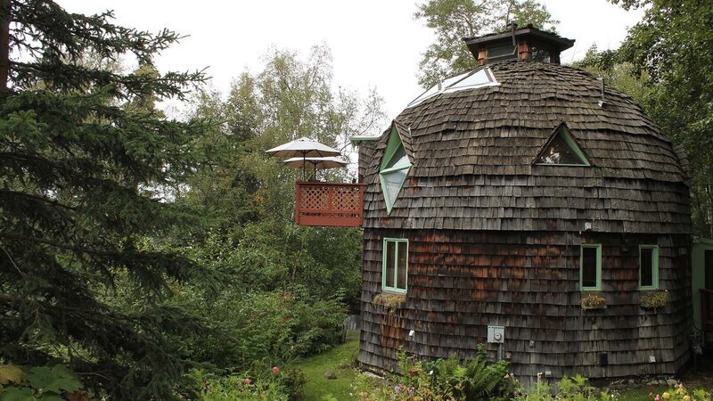 As seen on Living Alaska, home buyer James Konig is ready to start his Alaskan adventure and is looking for a property that will support his fun, spontaneous personality. Side of tour property Geodome in Eagle River, AK. – Bild: HGTV/​ Scripps Networks, LLC.