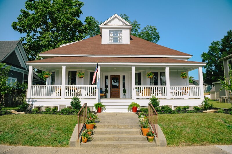 Exterior reveal shot of the historic Laurel home, envisioned by hosts Ben & Erin Napier, as seen on Home Town. – Bild: TLC