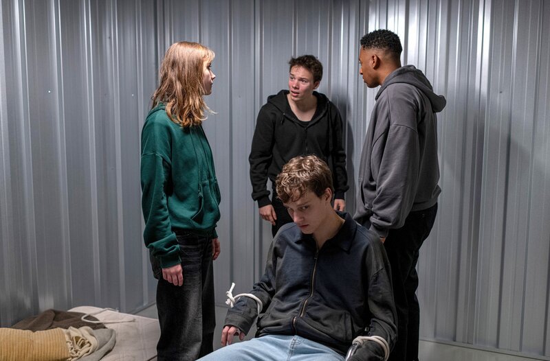 Leonie Duve (Carla Hüttermann, l.), Gerome Lobeck (Andreas Warmbrunn, M.) und Yaro Wani (Tidiane Jamayn Diallo, r.) haben ihren Mitschüler Mats Beenke (Lasse Klene, vorne) entführt, um dessen Zeugenaussage zu verhindern. – Bild: ARD/​Jörg Müller