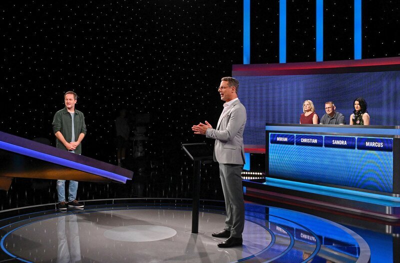 Moderator Alexander Bommes (M.) mit den Kandidat:innen: Miriam Thiel (3.v.r), Christian Radischat (2.v.r.), Sandra Beck-Lankocz (r.), Marcus Septimus (l.). – Bild: ARD/​Uwe Ernst