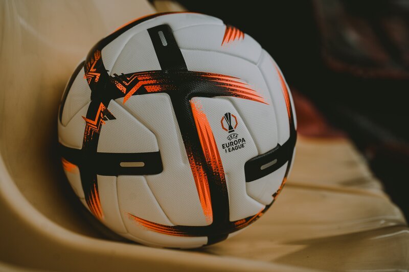 Der Spielball der UEFA Europa League der Saison 2026/2027; der Spielball der UEFA Europa League der Saison 2026/2027 während ServusTVs Übertragung der UEFA Europa League in Wals-Siezenheim, Salzburg, Österreich – Bild: ServusTV / Manuel Seeger Der Spielball der UEFA Europa League der Saison 2026/2027; der Spielball der UEFA Europa League der Saison 2026/2027 während ServusTVs Übertragung der UEFA Europa League in Wals-Siezenheim, Salzburg, Österreich – Bild: ServusTV / Manuel Seeger