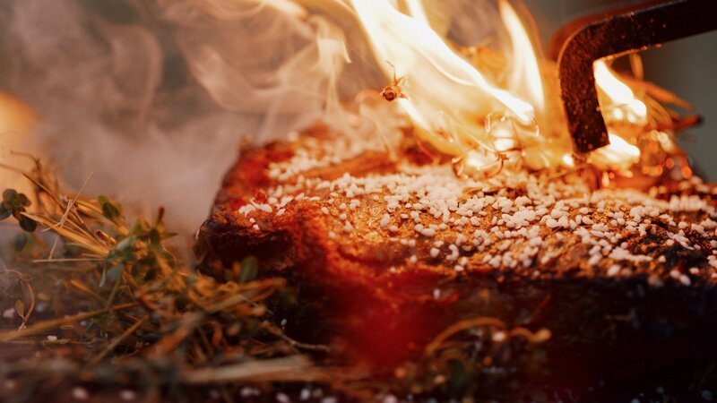 Schweinefleisch über dem Feuer von Leo Gradl – Bild: Eckert Film /​ ServusTV /​ Namche Okon