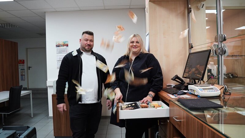 Bochum : Daniela and Marcel throwing money – Bild: Warner Bros. Discovery /​ Philipp KÃ¼pper