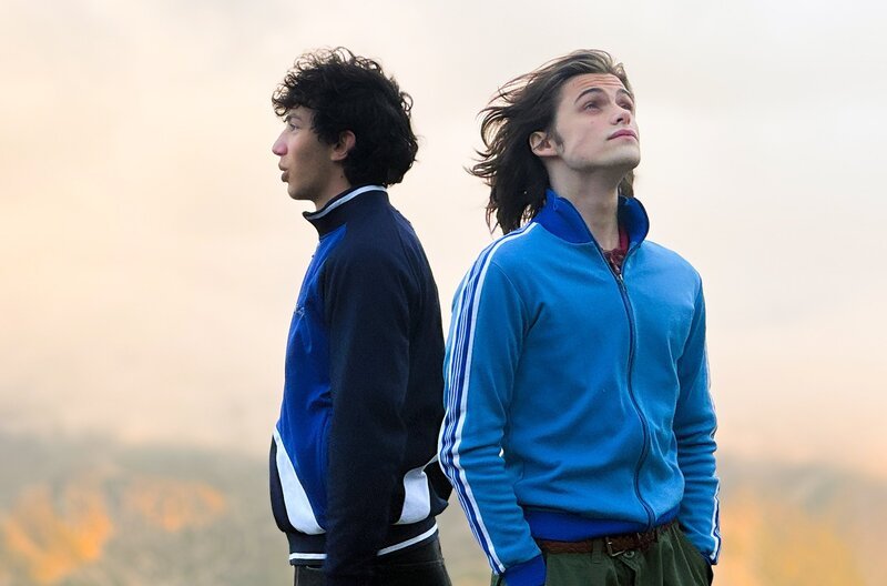 Enzo (Riccardo Antonaci, re.) und Armando (Matteo Ferrara, li.) waren als Jugendliche enge Freunde. – Bild: ARTE F / Cristobal Matheron Enzo (Riccardo Antonaci, re.) und Armando (Matteo Ferrara, li.) waren als Jugendliche enge Freunde. – Bild: ARTE F / Cristobal Matheron
