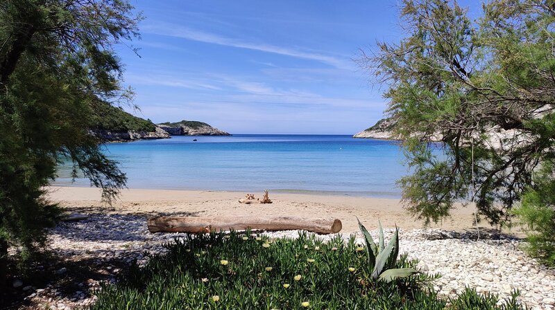 Ein Strand auf der Vis vorgelagerten Insel Bievo. – Bild: NDR/Martin Möller Ein Strand auf der Vis vorgelagerten Insel Bievo. – Bild: NDR/Martin Möller