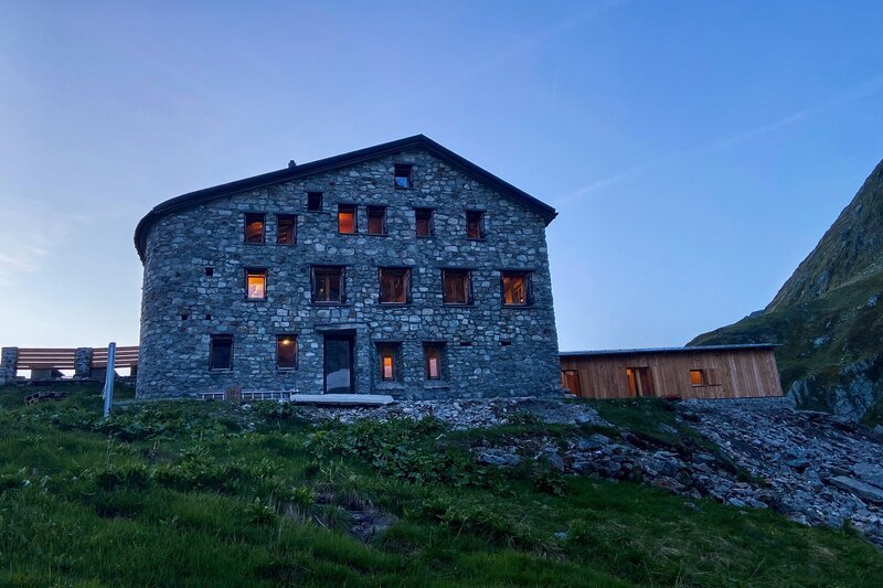 Die Terrihütte auf 2170 m.ü.M. mit neuem Duschanbau. – Bild: SRF