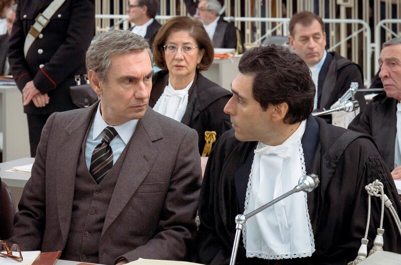 Der berühmte italienische TV-Showmaster Enzo Tortora (Fabrizio Gifuni, vorne li.) neben seinem Verteidiger Raffaele Della Valle (Davide Mancini, vorne re.). – Bild: Anna Camerlingo