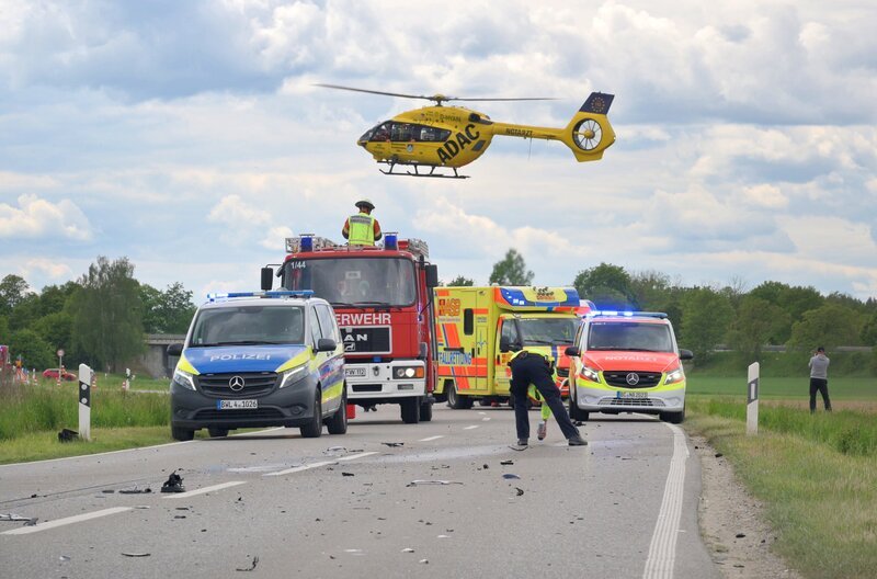 Der Rettungshubschrauber „Christoph 22“ hebt ab und bringt einen schwer verletzten Motorradfahrer in eine Klinik. – Bild: SWR/​Moving Picturez