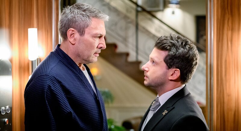 Christoph (Dieter Bach l.) und Fritz (Thimo Meitner r.) ist unwohl, weil Sophia wie vom Erdboden verschwunden ist. – Bild: ARD/​WDR/​Christof Arnold