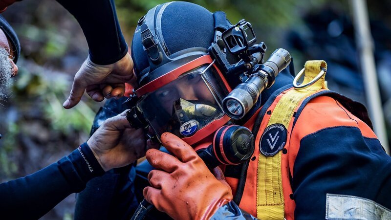 Paul Richardson hilft Scott Allen bei der Vorbereitung auf den Tauchgang. – Bild: Warner Bros. Discovery