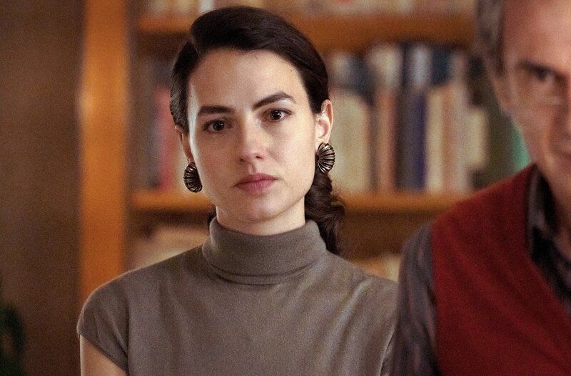 Francesca Scopelliti (Romana Maggiora Vergano) war zum Zeitpunkt des Prozesses die Lebensgefährtin des Fernsehmoderators Enzo Tortora (Fabrizio Gifuni). – Bild: Anna Camerlingo