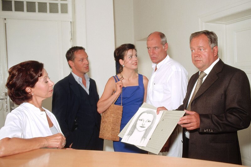 Kehler (Wolfgang Bathke, re.) und Bongartz (Max Gertsch, 2.v.li.) fragen Dr. Jung (Rüdiger Kuhlkradt, 2.v.re.) und Vanessa Jung (Monica Bielenstein, li.), ob sie das Mädchen auf dem Phantombild kennen (Mi. Komparsin). – Bild: RTLplus