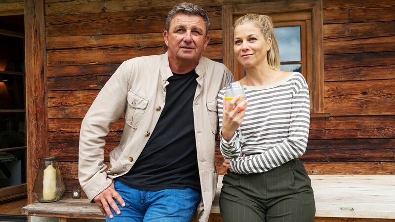 Martin Gruber ist glücklich mit seiner neuen Liebe Karin Bachmeier: Hans Sigl als Martin Gruber, Hilde Dalik als Karin Bachmeier – Bild: SRG SSR/​ZDF/​Erika Hauri