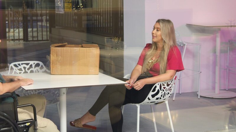 Cortney Reardanz sits and smiles while listening to Colt Johnson talk in a hotel. – Bild: TLC (DEUT)