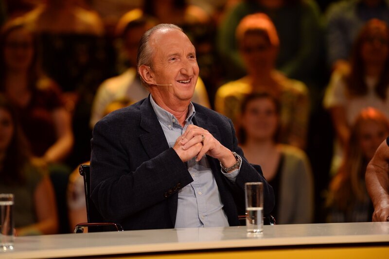 Lachmuskeln aufgepasst: Bei „Genial daneben“ versucht Mike Krüger, skurrile und witzige Fragen auf seine eigene Art zu beantworten … – Bild: SAT.1 /​ Willi Weber