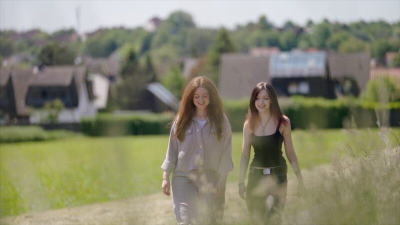 Amelie bei einem Spaziergang mit ihrer Betreuerin – Bild: hr/​Florian Lengert
