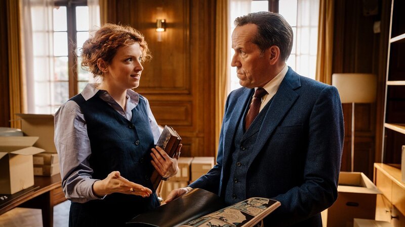 DC Chloe Highsmith (Rhian Blundell), Professor Jasper Tempest (Ben Miller). – Bild: AXN White
