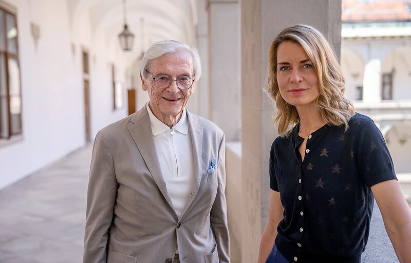 In Wien spricht Jessy Wellmer mit dem ehemaligen österreichischen Bundeskanzler Wolfgang Schüssel. Während seiner Amtszeit wurde Anfang der 2000er das Beamtensystem in Österreich grundlegend reformiert. – Bild: NDR/​beckground tv/​Tom Schünemann