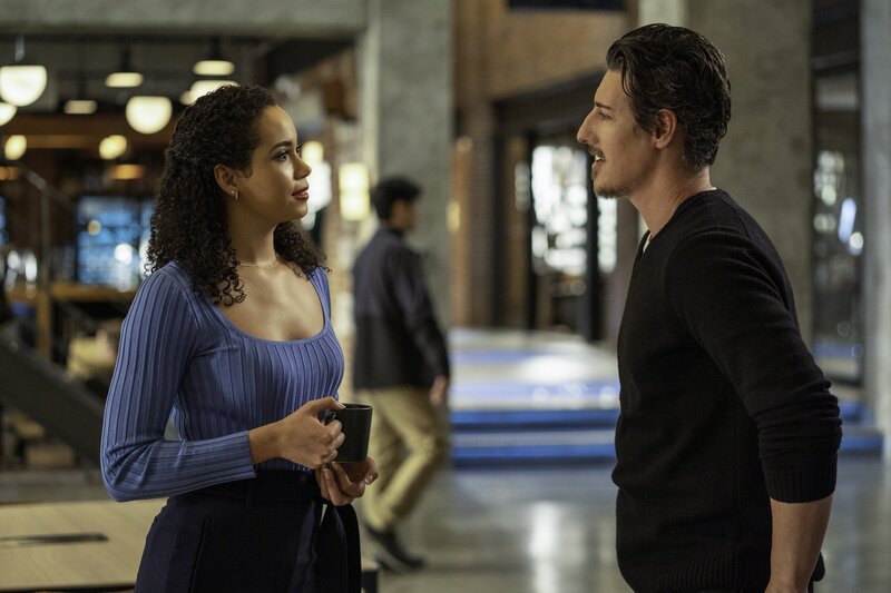 Macy Vaughn (Madeleine Mantock, l.); Julian Shea (Eric Balfour, r.) – Bild: The CW Network, LLC.