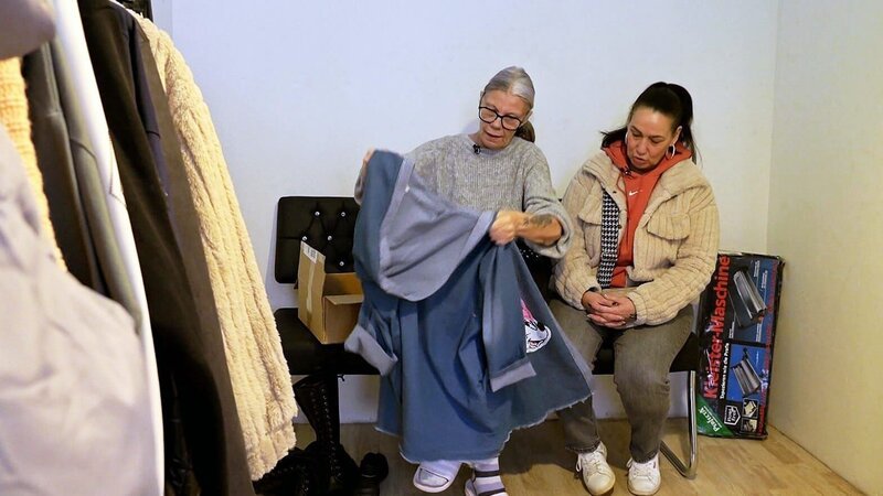 Beate (li.) hat sich einen Wunsch erfüllt und einen freien Raum in ihr Ankleidezimmer verwandelt. Endlich kann sie auch ihrer besten Freundin Ela diese Neugestaltung präsentieren. – Bild: RTLZWEI, UFA SHOW & FACTUAL