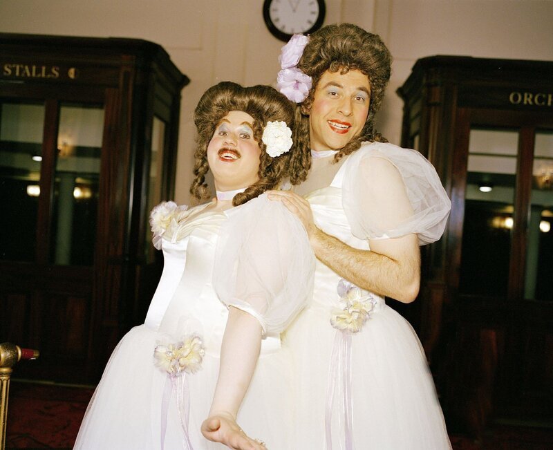Emily Howard and Florence. – Bild: Nickelodeon/​Comedy Central
