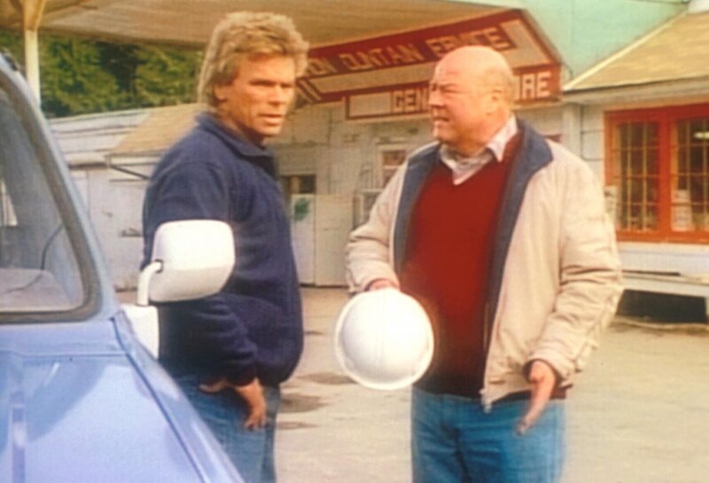 MacGyver (Richard Dean Anderson, l.) und Pete (Dana Elcar, r.) entdecken eine Spur. – Bild: Paramount Pictures