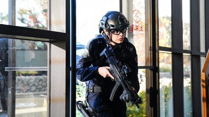 Officer Chris Alonso (Lina Esco) – Bild: AXN Black