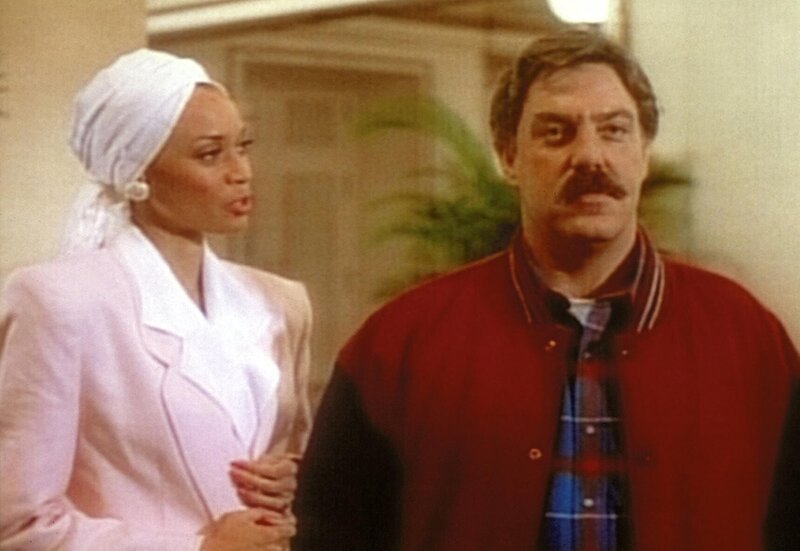 Edith (Cindy James Gossett, l.), die Frau des Vize-Präsident Mantu, versucht Dalton (Bruce McGill, r.) für ihre Zwecke einzuspannen. – Bild: Paramount Pictures
