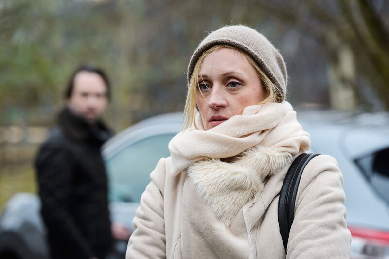 Sonja (Barbara Sotelsek) und Thomas (Daniel Brockhaus) beschließen, ihre Differenzen zu vergessen und sich darum zu bemühen, einen freundschaftlichen Weg einzuschlagen. – Bild: RTL /​ Willi Weber