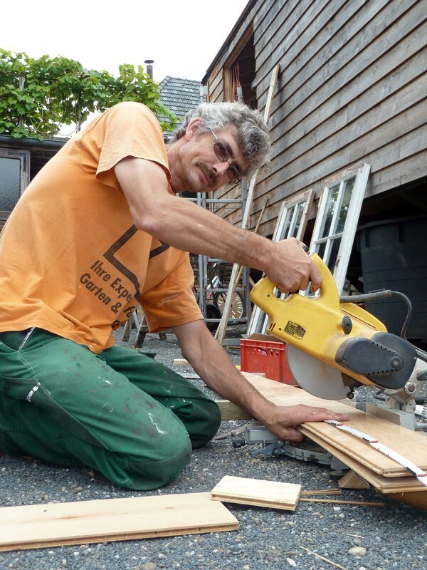Projekt Zirkuswagen als Gästehaus: Im Garten von Ralf Dammasch soll die kleine Ferienwohnung auf Rüfern Besuchern zur Verfügung stehen. – Bild: VOX