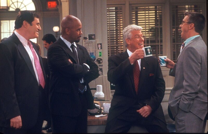 Wenn es um den Bürgermeister Winston (Barry Bostwick, 2.v.r.) geht, sind Paul (Richrd Kind, l.), Carter (Michael Boatman, 2.v.l.) und Stuart (Alan Ruck, r.) immer für einen kleinen Scherz zu haben. – Bild: ProSieben Media AG