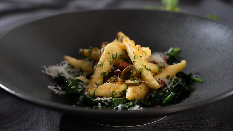 Hausgemachte Schupfnudeln mit cremiger Pecorino-Soße und zartem Babyspinat. – Bild: WDR;2Bild TV.Events & Media Gmbh /​ WDR/​2Bild TV.Events & Media Gmbh