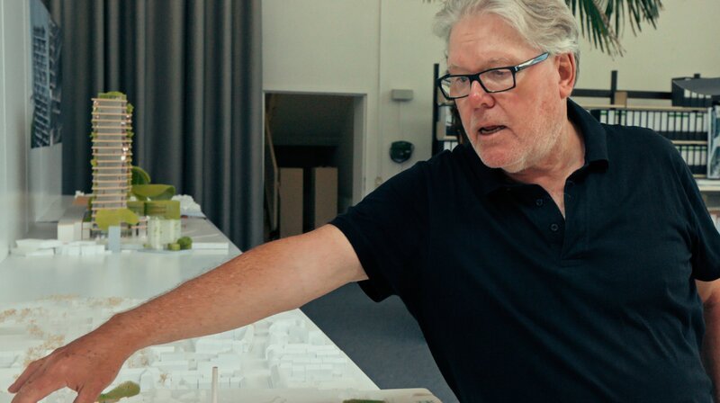 Der Bochumer Architekt Prof. Wolfgang Krenz zeigt in seinem Büro das von Ihm und seinen Studenten entwickelte Modell einer „World Factory“. – Bild: WDR/filmproduktion loekenfranke Der Bochumer Architekt Prof. Wolfgang Krenz zeigt in seinem Büro das von Ihm und seinen Studenten entwickelte Modell einer „World Factory“. – Bild: WDR/filmproduktion loekenfranke
