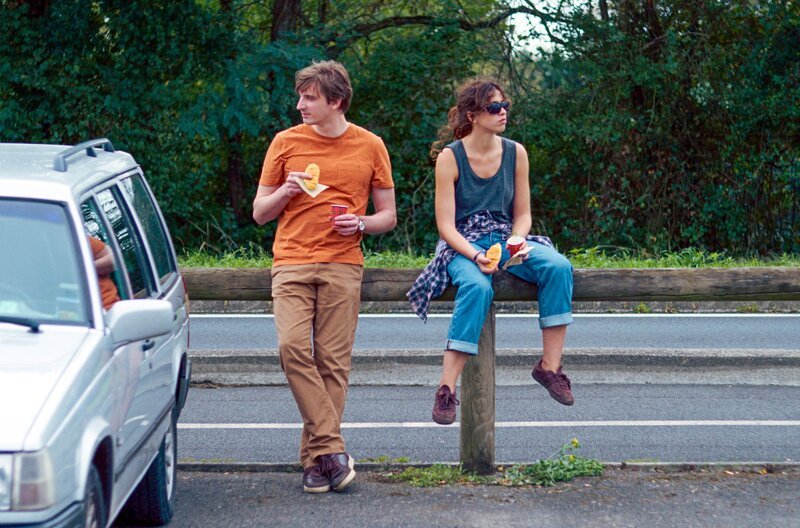 Während der Fahrt zu ihrer Familie beginnen Noé (Édouard Sulpice) und Aurore (Natacha Krief), sich langsam wirklich kennenzulernen. – Bild: Stromboli Films