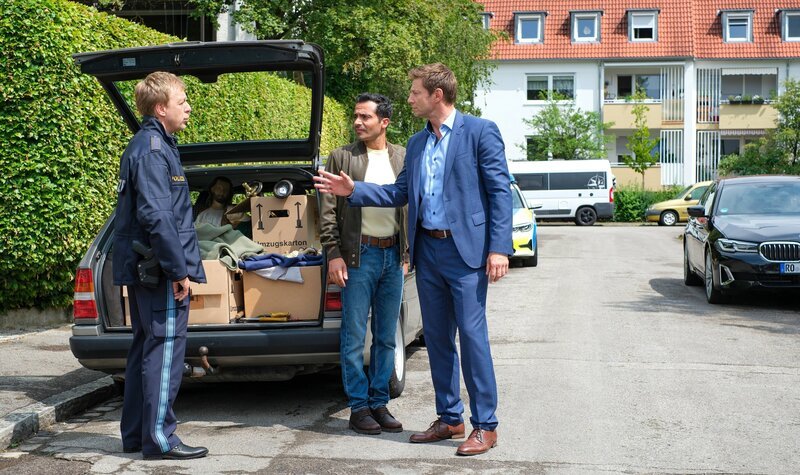 Polizeihauptmeister Mohr (Max Müller, l.) zeigt den Kommissaren Kaya (Baran Hęvî, M.) und Hansen (Igor Jeftić, r.) einen überraschenden Fund. – Bild: ORF/​ZDF/​Jacqueline Krause-Burberg