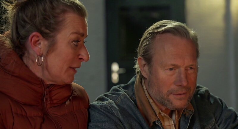 ARD ROTE ROSEN FOLGE 4393. Die Lage um den Pferdehof spitzt sich zu: Das Enteignungsverfahren ist eingeleitet. Carla (Maria Fuchs) bittet Michael (Hanno Friedrich), mit ihr um den Hof zu kämpfen. Wie wird er reagieren? – Bild: NDR