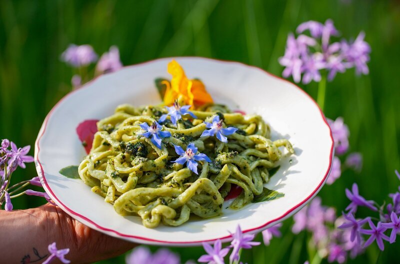 Borretsch-Spaghetti mit Blütenpesto: Das aus dem Mittelmeerraum stammende Küchenkraut wird in Ligurien traditionell gerne zum Kochen verwendet. – Bild: Florianfilm