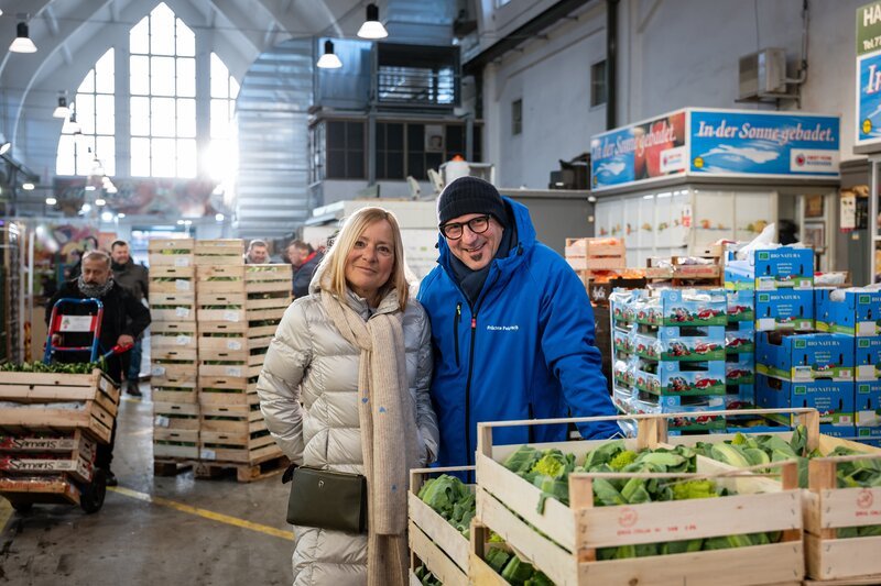 Jenny und Christian in der Münchner Großmarkthalle. – Bild: Max Beck /​ BR