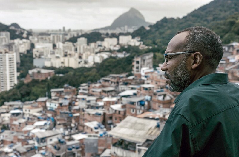 Valdeci Pereira ist Pastor in einer Favela in Rio de Janeiro, wo die Kirche längst die Rolle des Staates übernommen hat. – Bild: Tamara Films/​FactStory