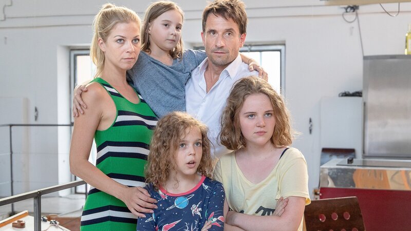 Hilde Dalik (Susa Graf), Isabel Steszgal (Judy Köhler), Felix Staudigl (Benni Köhler), Oliver Mommsen (Clemens „Doc“ Hoffman), Alice Prosser (Kristina Köhler). – Bild: 3sat Hilde Dalik (Susa Graf), Isabel Steszgal (Judy Köhler), Felix Staudigl (Benni Köhler), Oliver Mommsen (Clemens „Doc“ Hoffman), Alice Prosser (Kristina Köhler). – Bild: 3sat