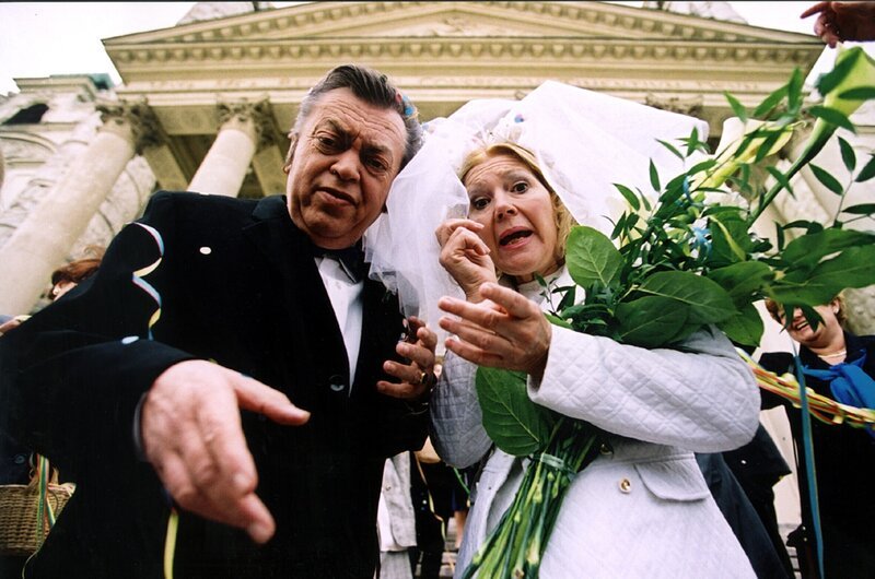 von links: Schemthaner (Gerhard Ernst) und Trixi (Christiane Hoerbiger). : Honorarfrei lediglich fuer Ankuendigungen und Veroeffentlichungen im Zusammenhang mit obiger BR-Sendung bei Nennung: Bild: BR . Andere Verwendungen nur nach entsprechender vorheriger schriftlicher Vereinbarung mit dem BR-Bildarchiv, Tel. 089 /​ 5900 3040, Fax 089 /​ 5900 3284. – Bild: BR/​Allegro Film/​Petro Domenigg