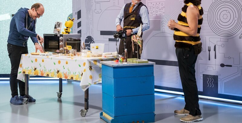 Dr. Florian Freistetter (Astronom), Univ.-Prof. Dr. Helmut Jungwirth (Mikrobiologe und Leiter des Geschmackslabors, Uni Graz), Martin Puntigam. – Bild: ORF/​Regine Schöttl