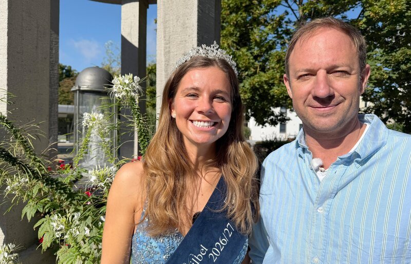 Moderator Tobias Kämmerer mit Quellenkönigin Laura I, Bad Vilbel 2026/​27. – Bild: hr