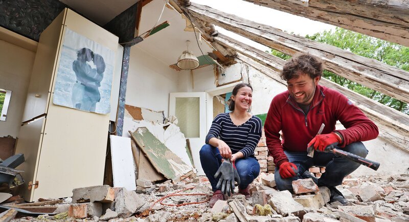 Ein eingespieltes Team: Carolin und Sebastian Paschen. Im Gutshaus Langwitz packt das Musikerpaar an, wo es kann. Das spart viel Geld bei der Sanierung. – Bild: NDR/​Danny Gohlke
