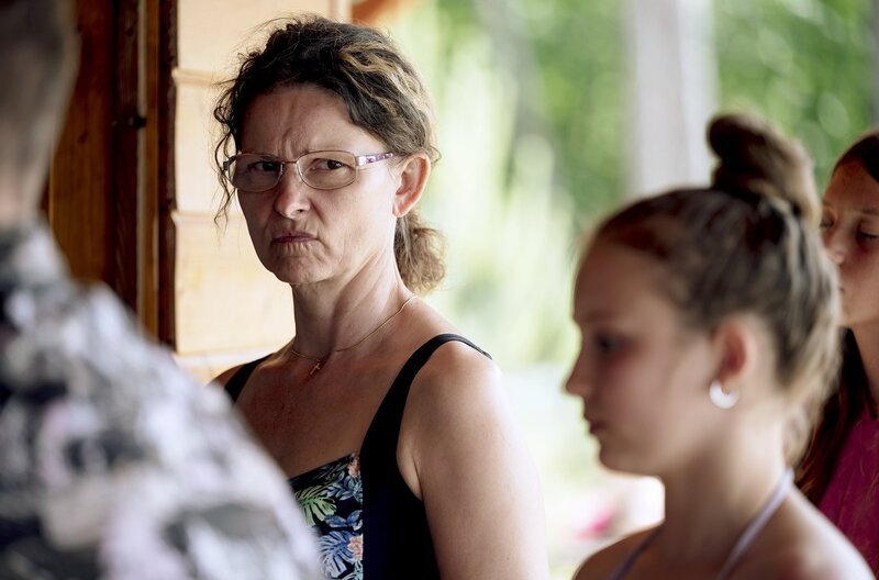 Am Badesee wirft Hana (Klara Meliskova, Mi.) den anderen Besuchern empörte Blicke zu. – Bild: CT /​ Lukas Havlena