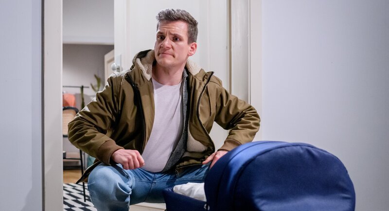 Marlon (Frederik Bott) ist völlig perplex, als ein unbekanntes Baby vor seiner Tür liegt. – Bild: ARD/​WDR/​Christof Arnold