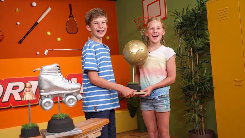 Jede Menge Sport und kniffelige Fragen warten heute auf unsere Ratekids Anna und Sebastian. – Bild: ORF/​Tower10